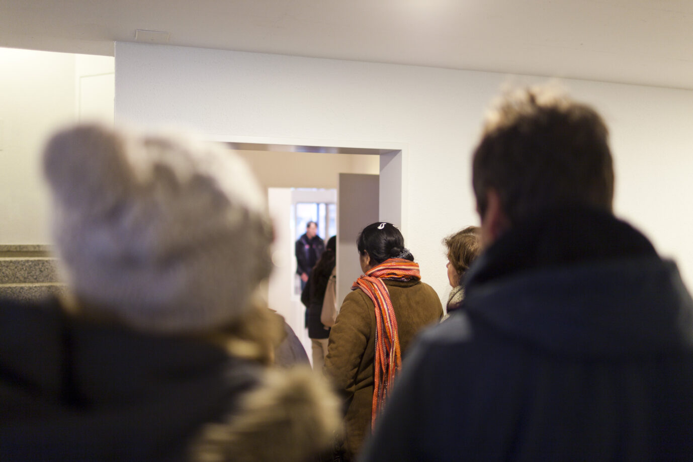 Folgen des Wohnungsmangels: Menschen drängeln sich bei einer Wohnungsbesichtigung.