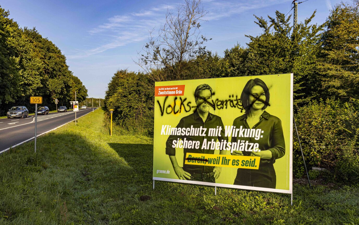 Ein Wahlplakt der GRUENEN steht bei Niepars (Landkreis Vorpommern-Ruegen). Unbekannte beschmierten den Aufsteller zur Bundestagswahl. Mehr Attacken als gegen die AfD.