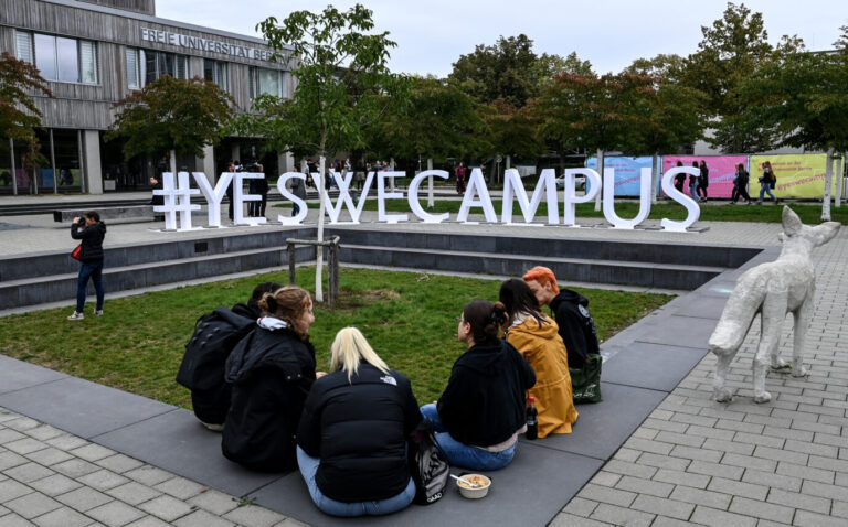 Studenten sitzen auf dem Campus der FU Berlin: Der dortige AStA sorgt sich um das Wohlergehen von Sexualstraftätern.