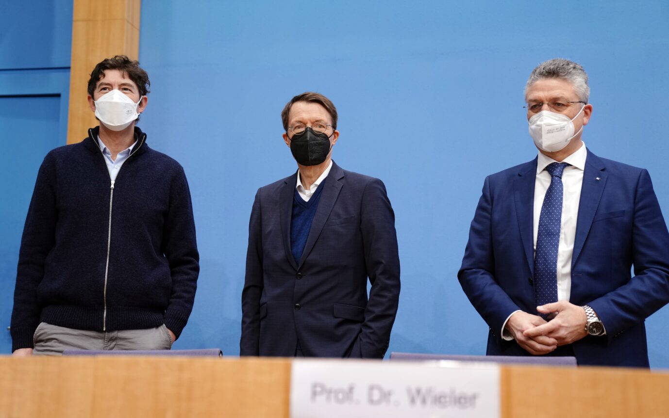 Sie lagen falsch: Virologe Christian Drosten, Gesundheitsminister Karl Lauterbach und der damalige RKI-Chef Lothar Wieler haben jahrelang das Tragen von Masken gegen Corona propagiert.