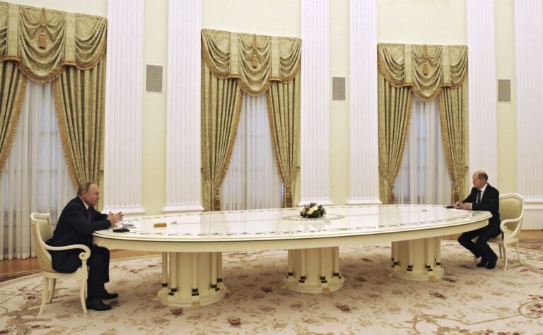 Sanktionen: Fünf Tage vor Ausbruch des Ukraine-Krieges verhandeln Russland-Präsident Wladimir Putin und Bundeskanzler Olaf Scholz im Kreml miteinander.