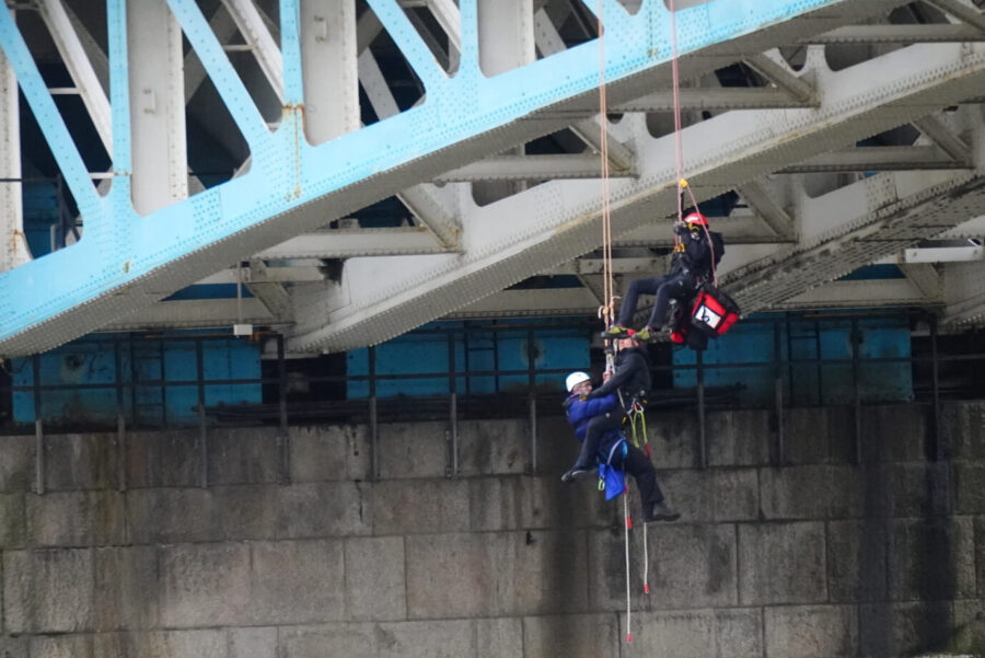 Wegen einer Abseilaktion an einer Frankfurter Brücke müssen sich Klima-Chaoten vor Gericht verantworten.