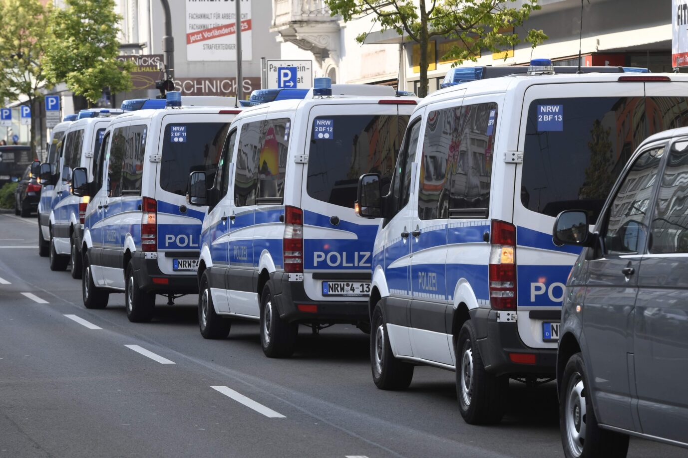 Polizeifahrzeuge stehen vor einem Gebäude, in dem sie eine Razzia gegen Clankriminalität durchführt, Mai 2022. Einer der bedrohlichsten Clans in Deutschland ist der der Remmo Familie.