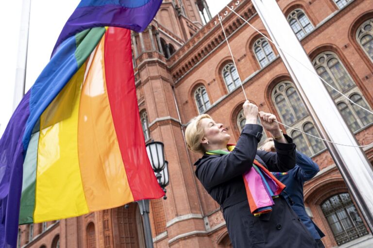 Gender-Aktion: Berlins Regierende Bürgermeisterin Franziska Giffey, hißt die Regenbogen-Fahne vor dem Roten Rathaus. Foto: picture alliance/dpa | Fabian Sommer