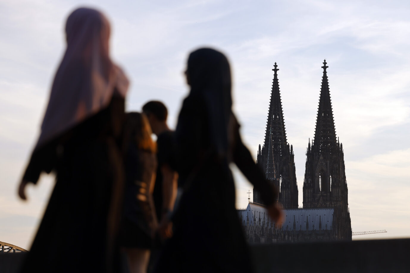 Frauen mit Kopftuch nahe dem Kölner Dom (Symbolbild): Kirchenasyl kann vor Abschiebung schützen