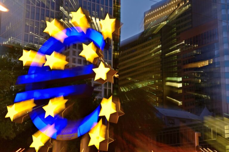 Euro-Logo leuchtet vor Frankfurter Banken. Der Leitzins ist wieder erhöht worden.