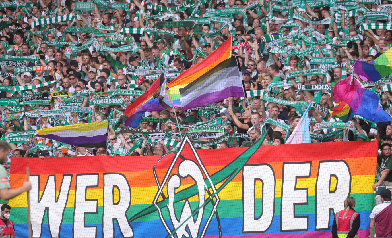 Fans von Werder Bremen zeigen ihre Schals und Fahnen im Weserstadion.