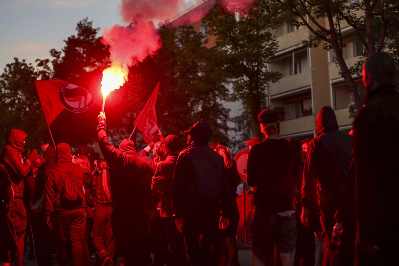 Autonome Linke demonstrieren in Leipzig, mit Pyrotechnik und Antifa-Flagge. Vor kurzem hatte die Autonome Szene eine Serie von Anschlägen in Deutschland angekündigt.
