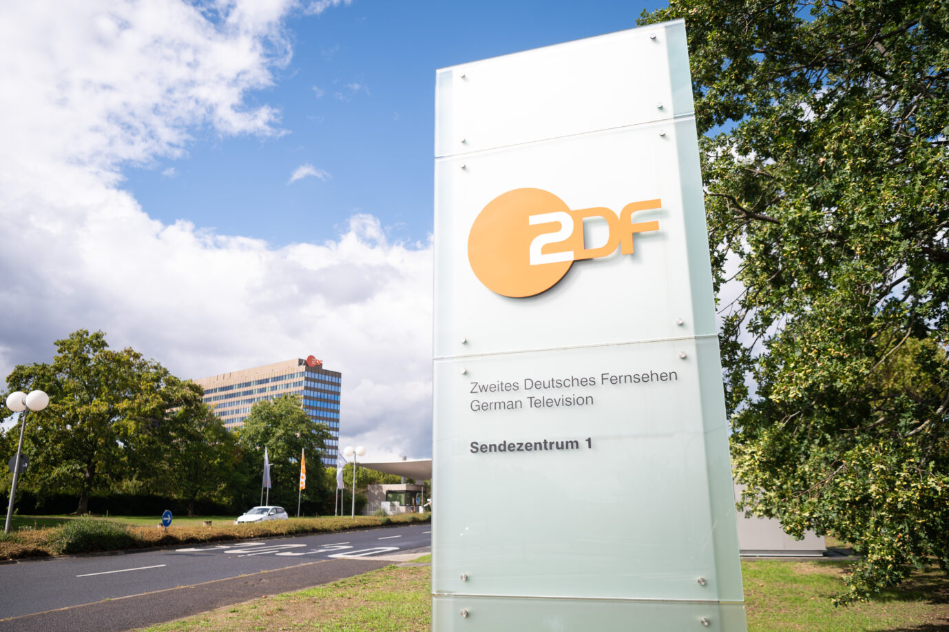 Das ZDF-Schild steht vor dem Gelände des Senders in Mainz.