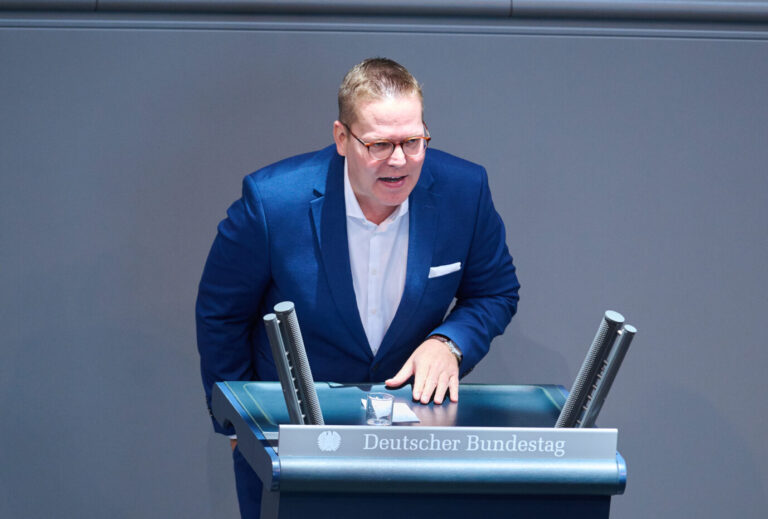 Tino Sorge von der CDU lässt in einem Gipfel zu Impfschäden, Betroffene zu Wort kommen.