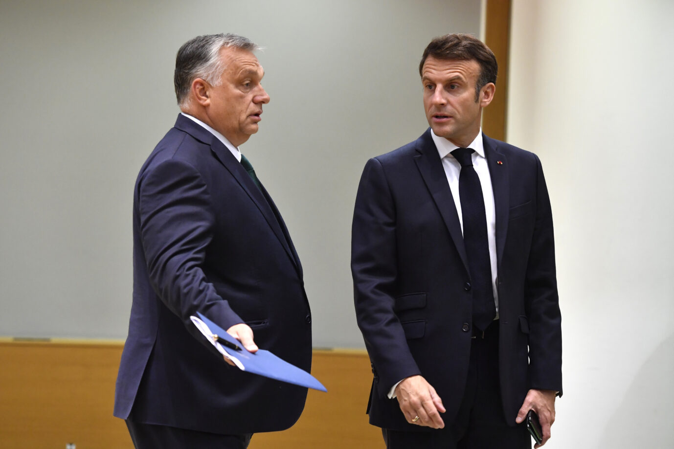 Europas Staatschefs wie Viktor Orbán (l.) und Emmanuel Macron sollten sich um einen Verhandlungsfrieden im Ukraine-Krieg bemühen.