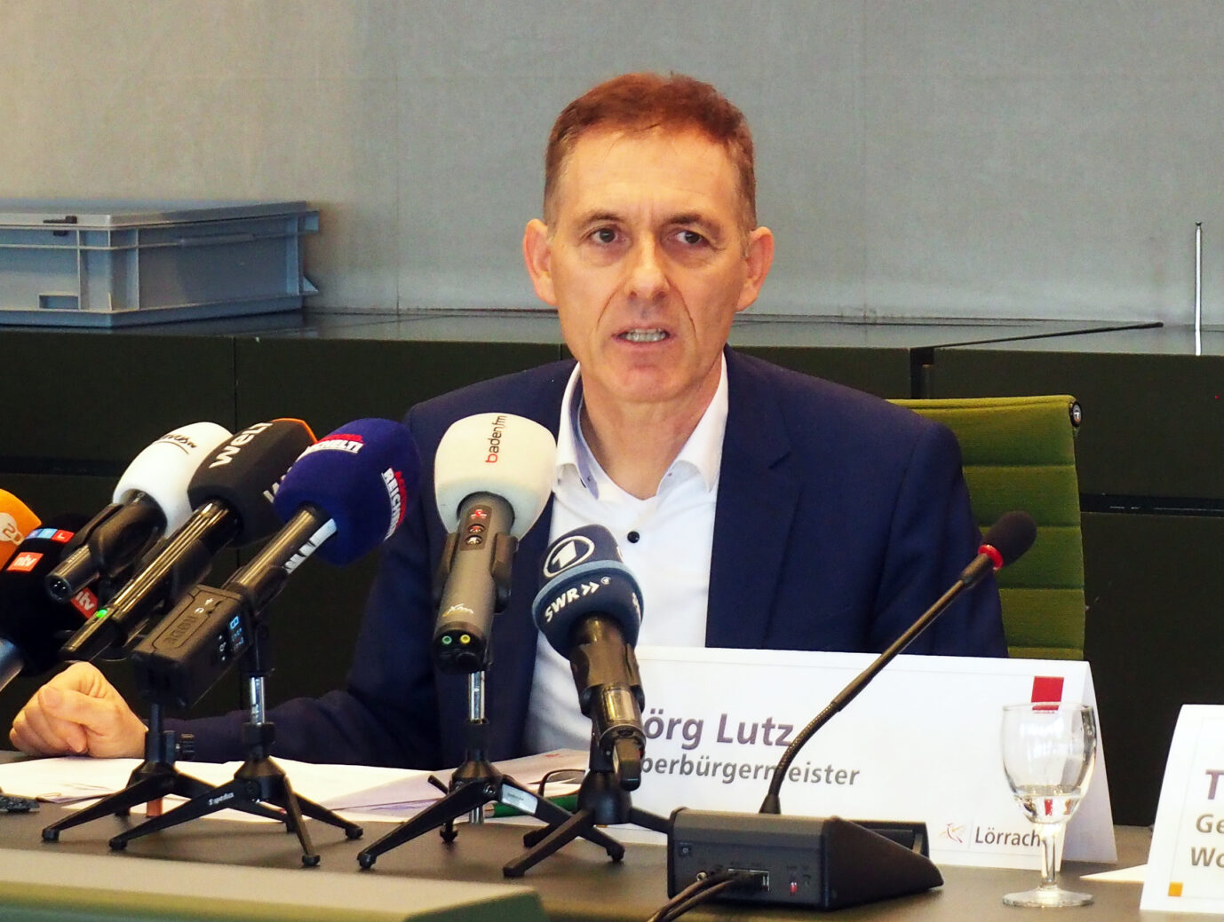 Der Oberbürgermeister von Lörrach, Jörg Lutz (parteilos), sieht in der Kündigung von dutzenden Mietern für die Unterbringung von Flüchtlingen kein Problem