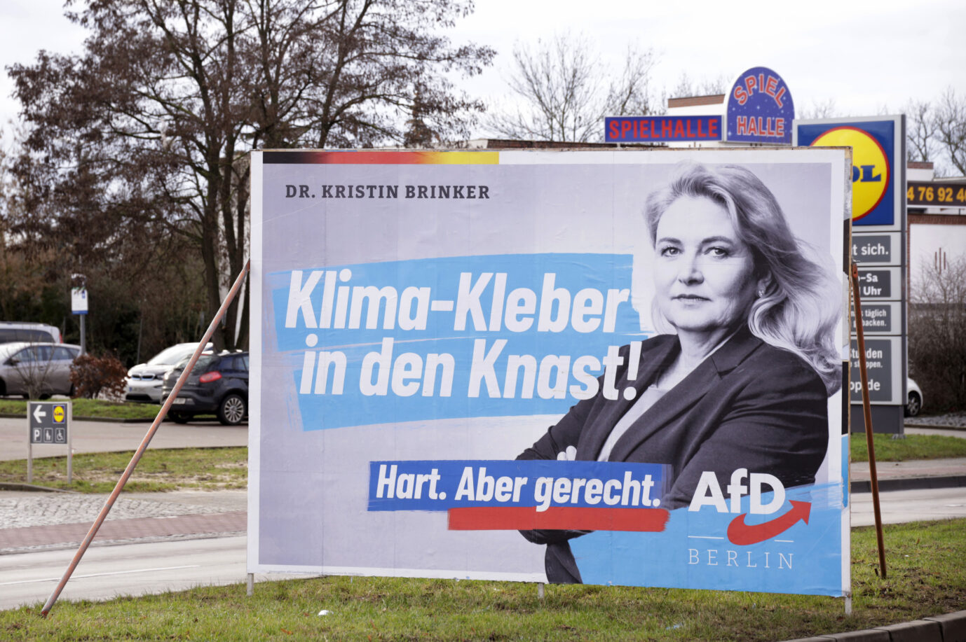 Wahlplakat der AfD-Spitzenkandidatin Dr. Kristin Brinker in Berlin im Januar 2023 mit dem Motto: 'Klima-Kleber in den Knast!' zur Wiederholungswahl zum Berliner Abgeordnetenhaus. Die Wahl muss wegen Unregelmäßigkeiten wiederholt werden, nachdem der Verfassungsgerichtshof von Berlin die Chaoswahl vom Herbst 2021 für ungültig erklärt hat. Diese findet am 12. Februar statt. Quelle: Picture Alliance / dpa