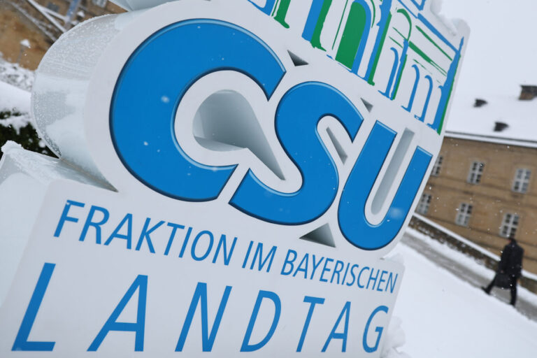 Ein mit Schnee bedeckter Aufsteller mit dem Logo der CSU-Fraktion im bayerischen Landtag steht vor Kloster Banz am Rande der Winterklausur der CSU-Fraktion im bayerischen Landtag. Sie kritisiert den NSU-Ausschuß.