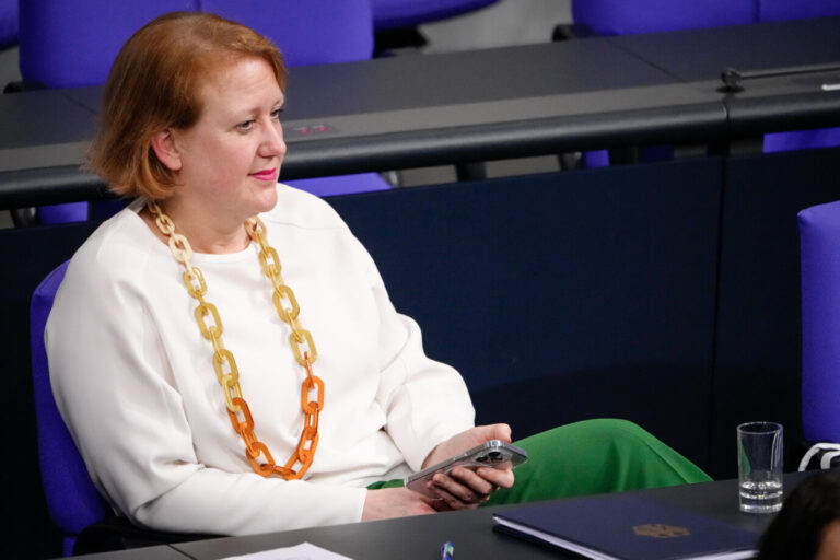 Bundesfamilienministerin Lisa Paus (Grüne) sitzt im Bundestag und richtet den Online-Pranger "Meldestelle Antifeminismus" ein.