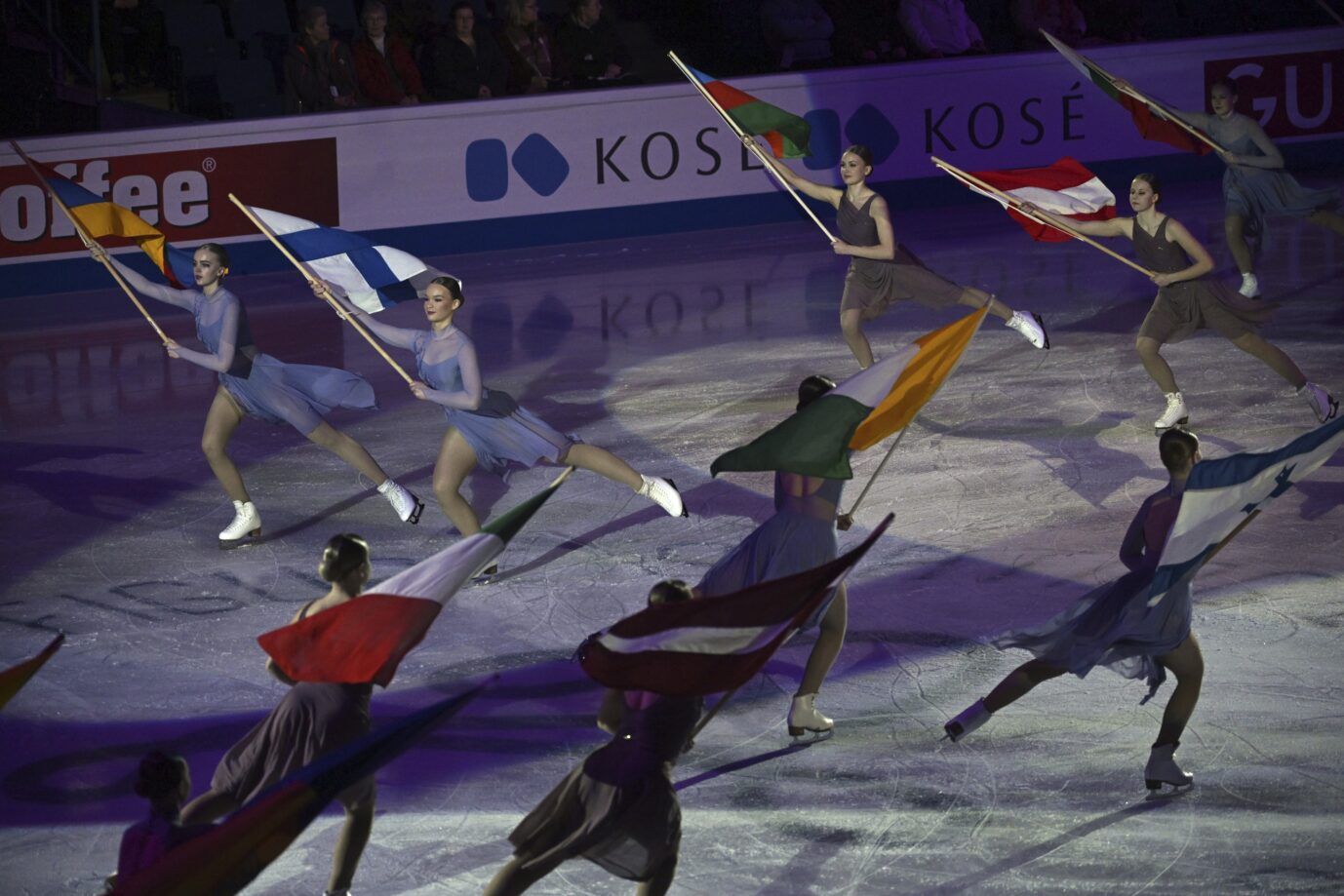 Eiskunstläuferinnen tragen ihre Landesflaggen bei der Eröffnungszeremonie der EM im schwedischen Espoo. Auch eine Trans-Sportlerin war auf dem Eis.