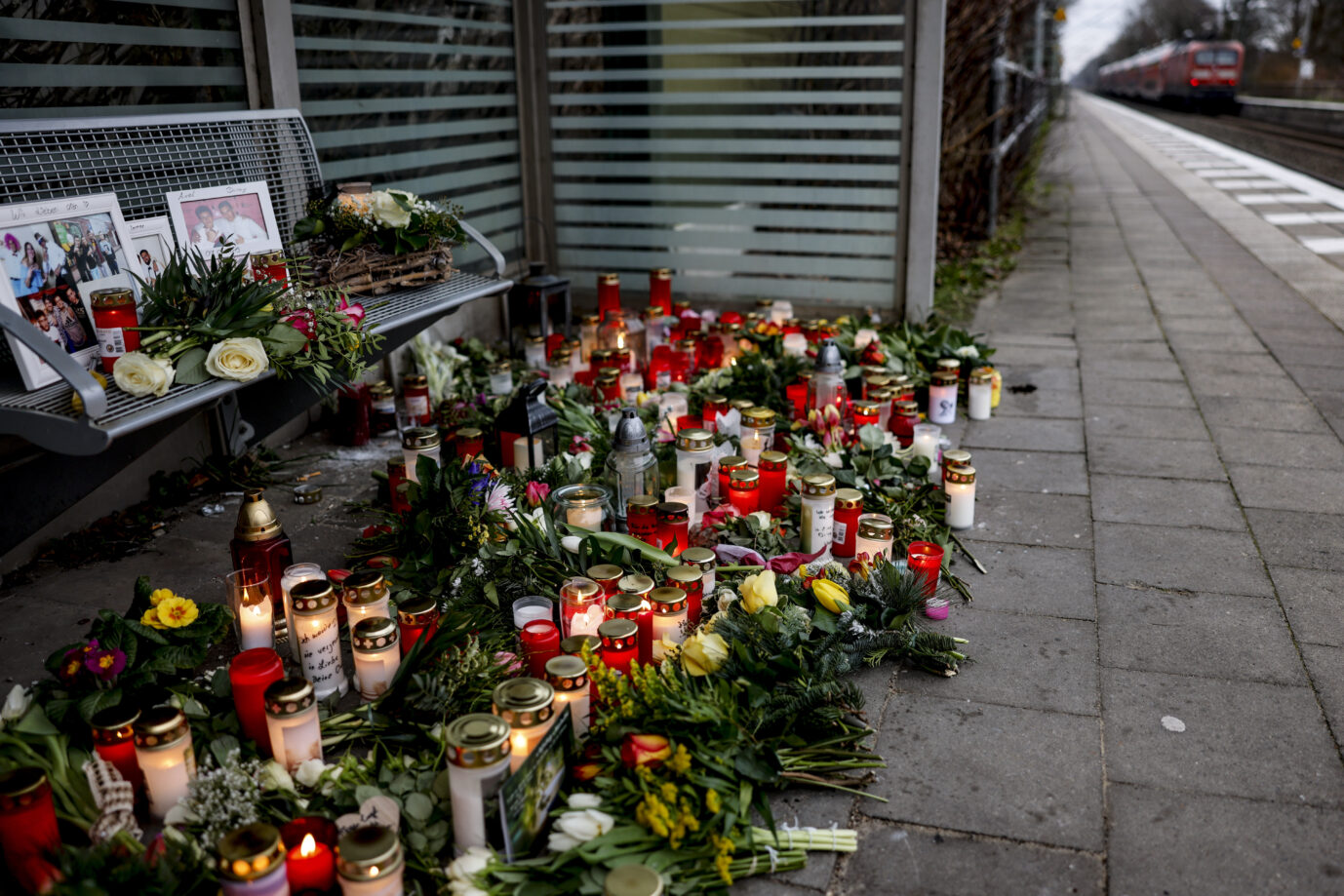 Blumen und Kerzen erinnern am Bahnsteig in Brokstedt an die Opfer der Bluttat des palästinensischen Messerangreifers.