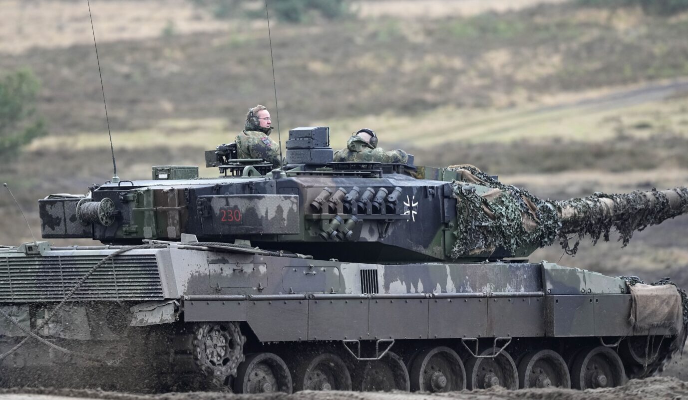 Kreig gegen Russland: Verteidigungsminister Boris Pistorius auf einem Leopard-Panzer, der in die Ukraine geliefert werden soll.