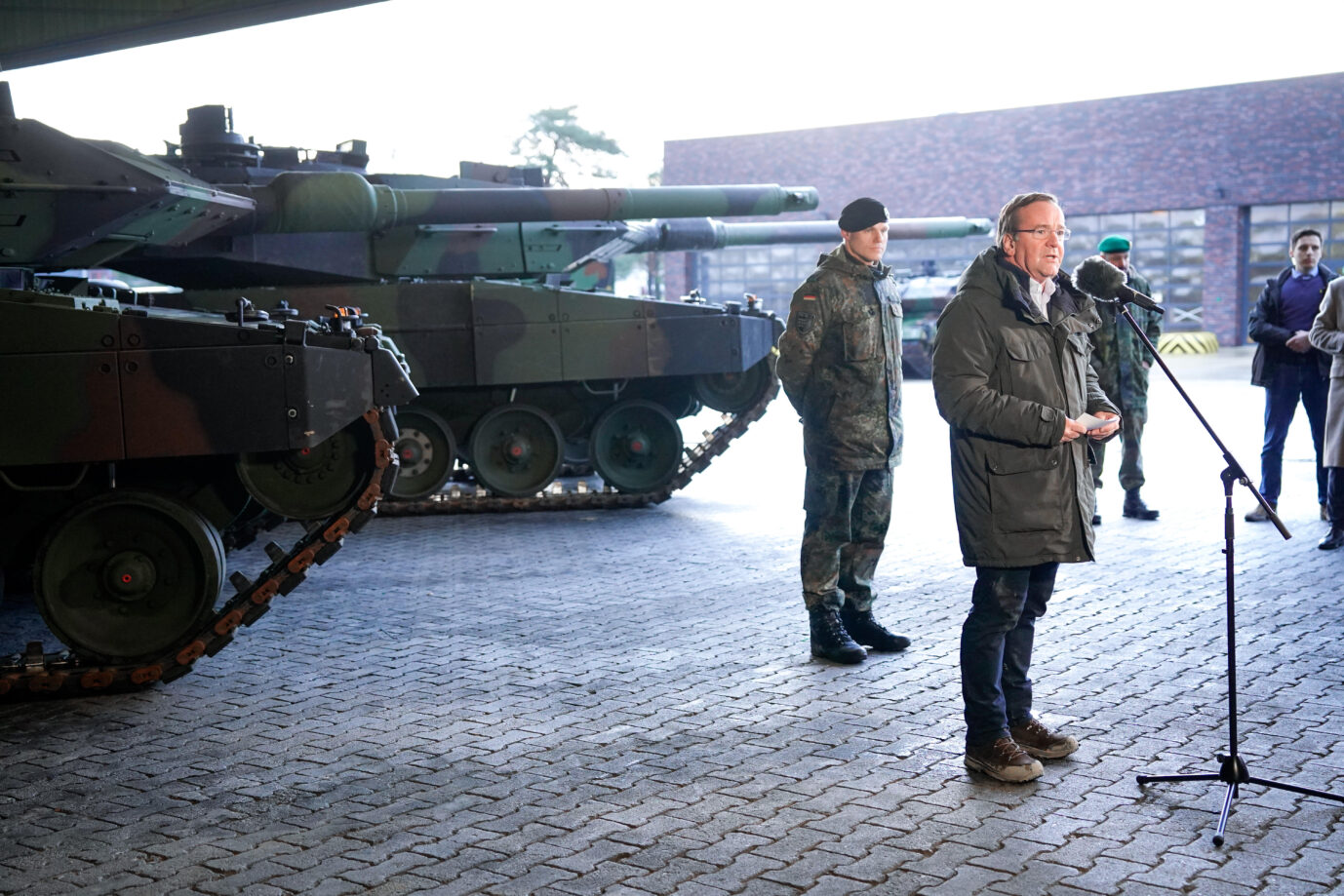 Bundesverteidigungsminister Boris Pistorius (SPD) steht vor einem Panzer.