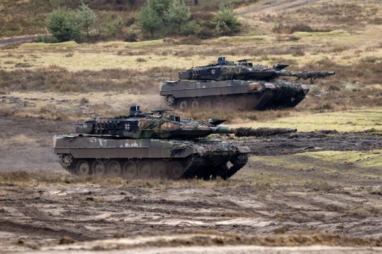 Zwei Leopard 2 A6 Kampfpanzer fahren durch das Gelände beim Besuch von Bundesverteidigungsminister Boris Pistorius beim Panzerbataillon 203 in der Generalfeldmarschall-Rommel-Kaserne. Hier informiert sich der Minister über die Leistungsfähigkeit des Leopard 2A6 Kampfpanzer, der in der Ukraine gegen Putin eingesetzt werden soll. Augustdorf, 01.02.2023