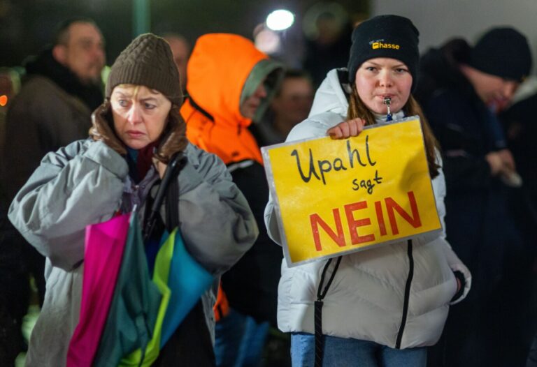 In zahlreichen deutschen Städten protestieren Anwohner gegen die Aufnahme neuer Asylbewerber – auch im mecklenburgischen Upahl. Laut Umfrage sind sie in der Mehrheit.