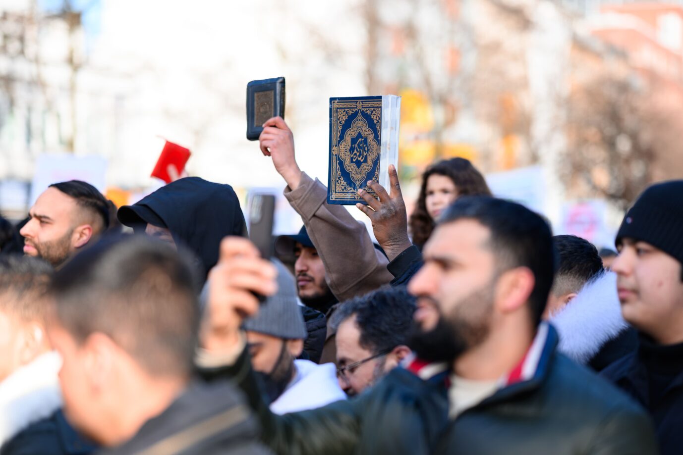 Islamisten und Demonstranten während der Koran-Kundgebung auf dem Steindamm in Hamburg.