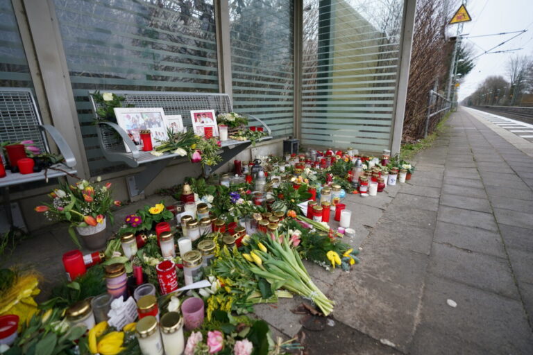 Mit Kerzen und Blumen gedenken Trauernde der Opfer der Messerattacke von Brokstedt: Der Verdächtige wurde schon in der Vergangenheit mehrfach straffällig