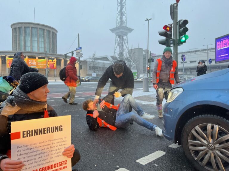 Szene vom Autobahndreieck Funkturm am Messegelände in Berlin. Ein Autofahrer wehrt sich gegen einen „Letzte Generation“-Blockierer.