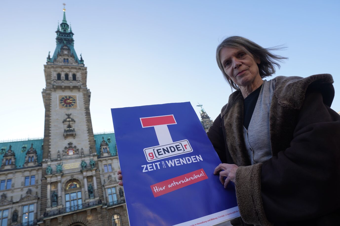 Sabine Mertens vom Verein Deutsche Sprache nach der Anmeldung der Volksinitiative gegen das Gendern vor dem Hamburger Rathaus.