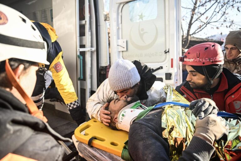 Ein schwerverletztes Erdbeben-Opfer wird nach seiner Bergung ins Krankenhaus gebracht.
