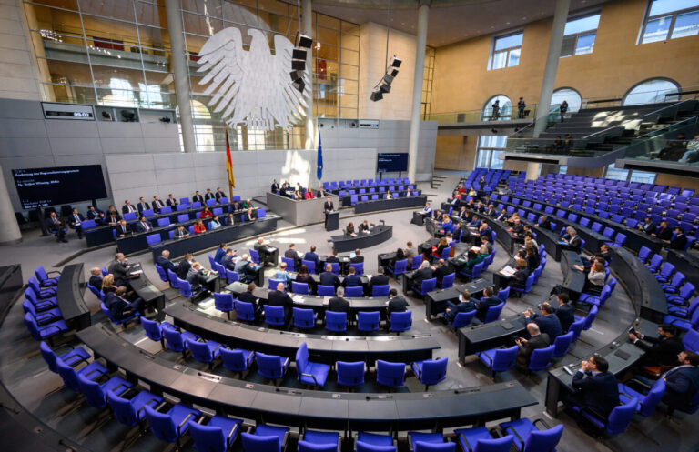 Plenum des Deutschen Bundestags: Die Diäten und Pensionen von Politikern steigen wieder