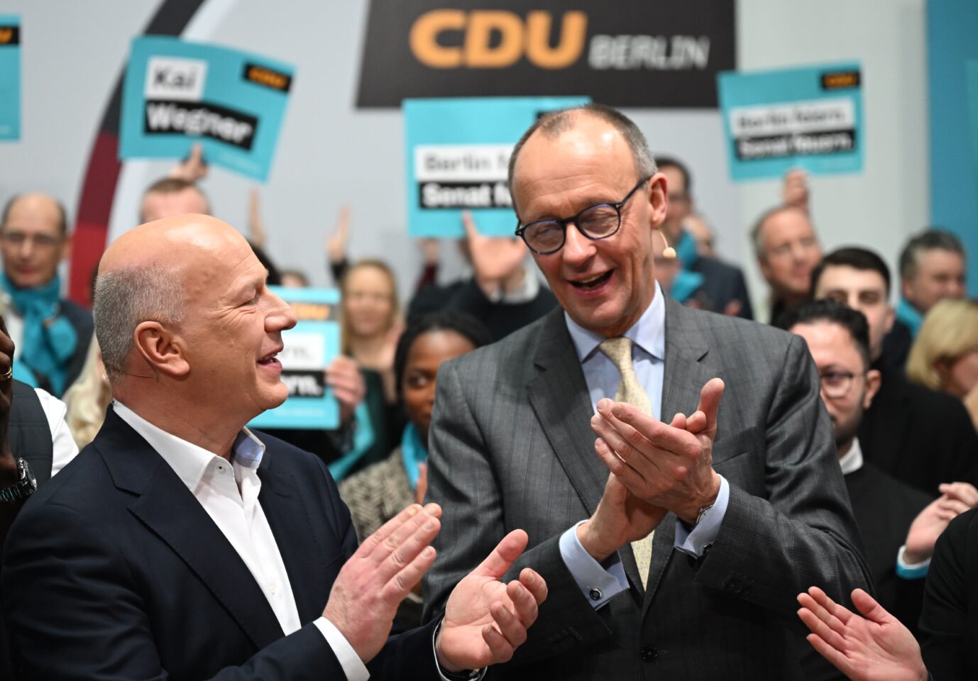 Kai Wegner (l) Spitzenkandidat der Berliner CDU, und Friedrich Merz, CDU- Bundesvorsitzender, stehen bei der Wahlveranstaltung der CDU zur Wiederholungswahl zum Berliner Abgeordnetenhaus nebeneinander.