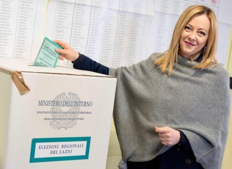 Giorgia Meloni im Wahllokal