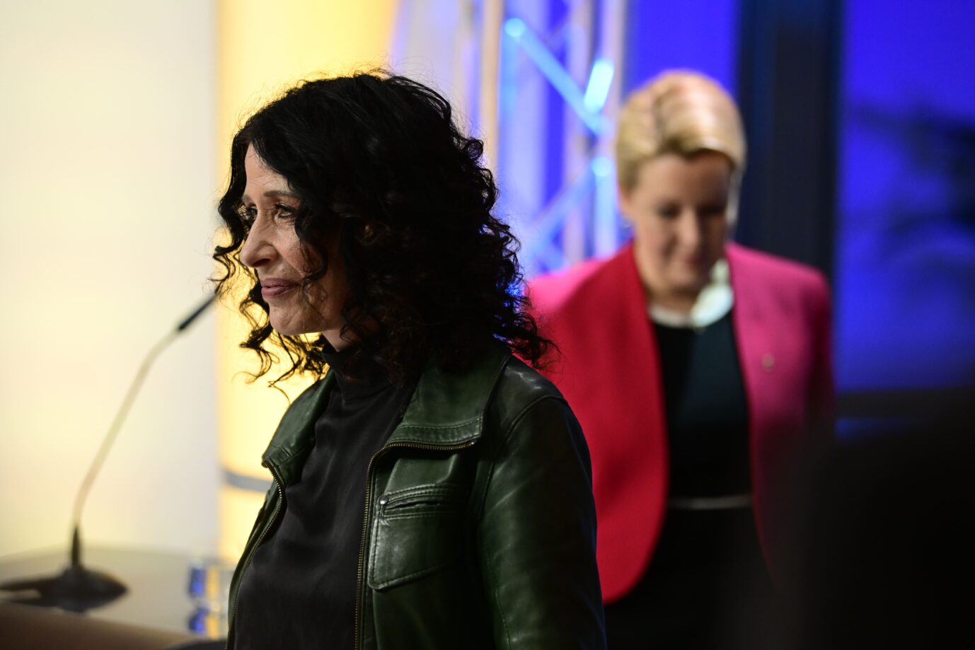 Franziska Giffey (SPD, hinten) und Bettina Jarasch (Grüne) streiten darum, wer von den beiden Wahlverliererinnen Regierende Bürgermeisterin von Berlin wird.