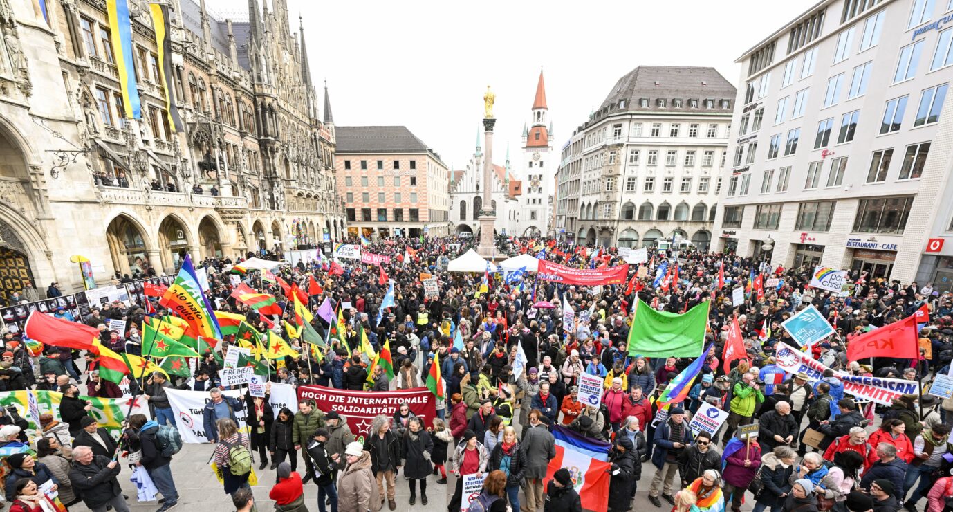 Demonstranten gegen die Münchner Sicherheitskonferenz haben sich am Marienplatz versammelt. Zu der Demonstration mit Kundgebungen hat das „Aktionsbündnis gegen die NATO-Sicherheitskonferenz“ aufgerufen.