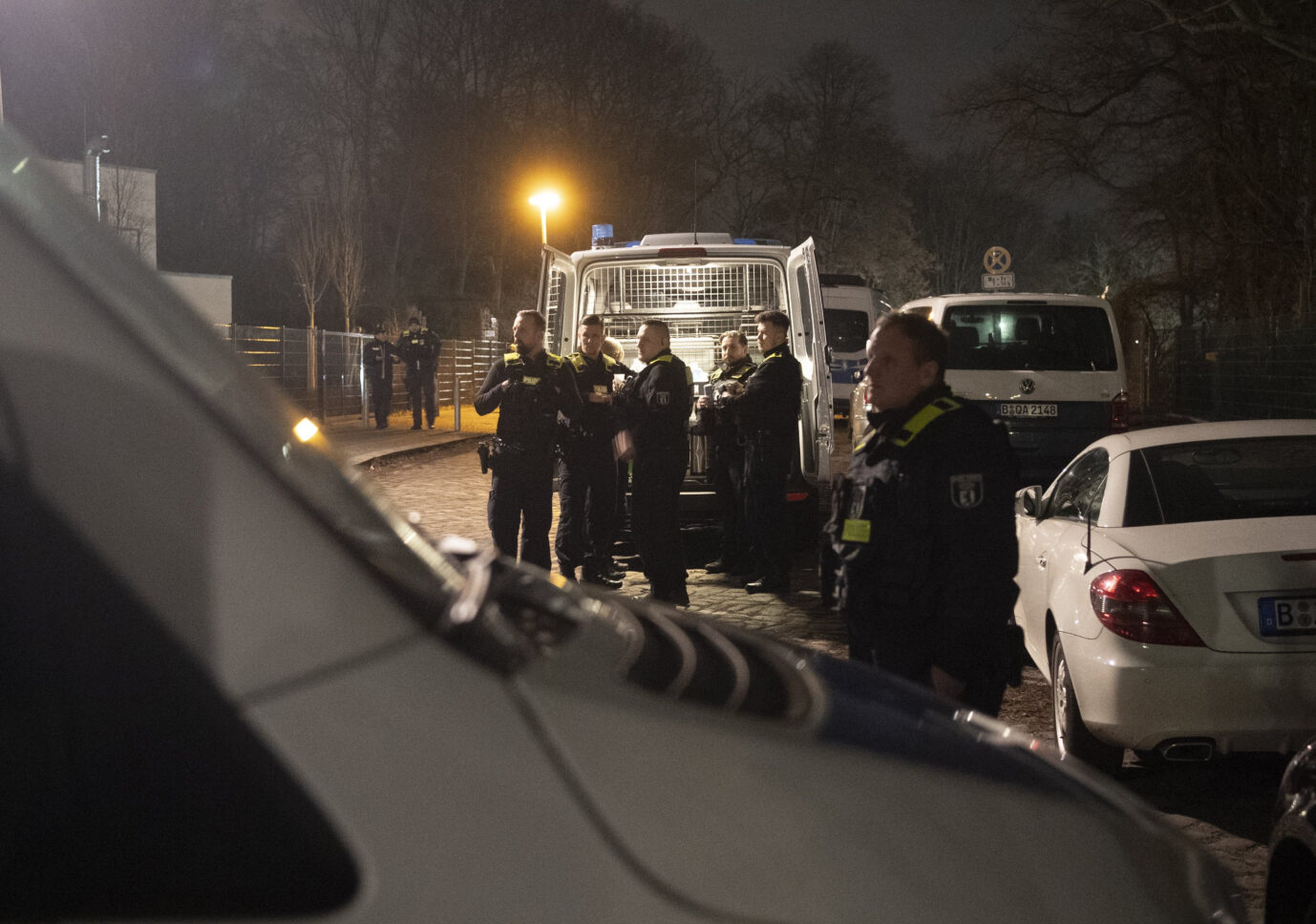 Polizisten stehen an einem Park in Pankow. Das vermisste fünfjährige Mädchen aus Berlin ist tot
