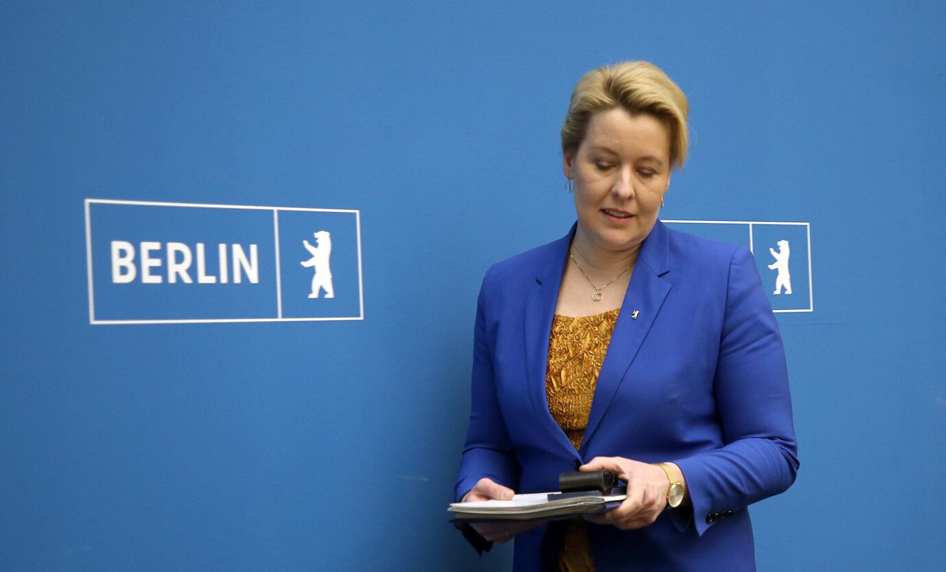 Berliner Bürgermeisterin Fraziska Giffey (SPD) steht vor dem Stadtwappen von Berlin. Trotz Wahlerfolgs gibt es jetzt Kritik aus ihrer eigenen Partei, der SPD.