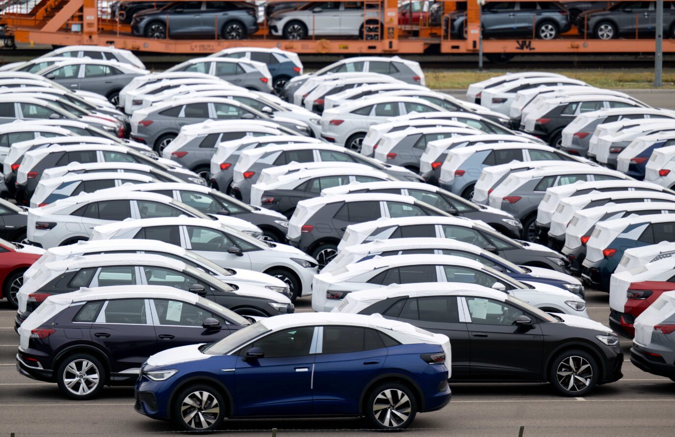 E-Autos stehen vor dem Volkswagenwerk in Zwickau. Geht es nach den Anordnungen der EU, werden bald nur noch sie auf europäischen Straßen fahren.