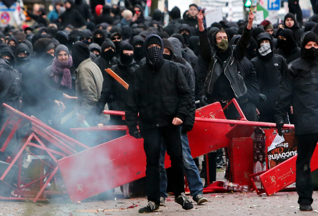 Vermummte vor dem Kulturzentrum der linksextremen Szene, Roten Flora, in Hamburg: Ungarns Polizei hat fünf deutsche mutmaßliche Gewalttäter festgeommen