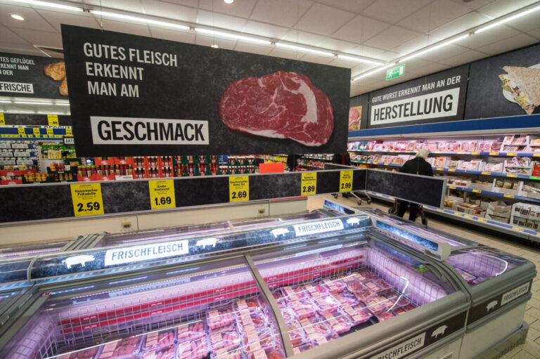 Fleischtheke der Supermarktkette Lidl: Künftig könnten dort vegane Ersatzprodukte angeboten werden