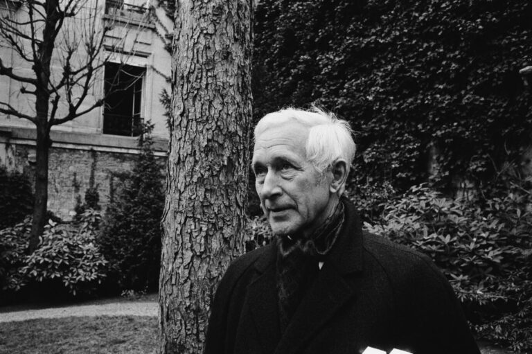 Der Schriftsteller Ernst Jünger steht vor einem Baum.