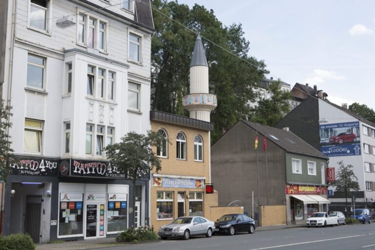 Die Ditib-Moschee im Wuppertaler Stadtteil Elberfeld. Gegenüber liegt das Autonome Zentrum, das einer weiteren Moschee weichen soll.