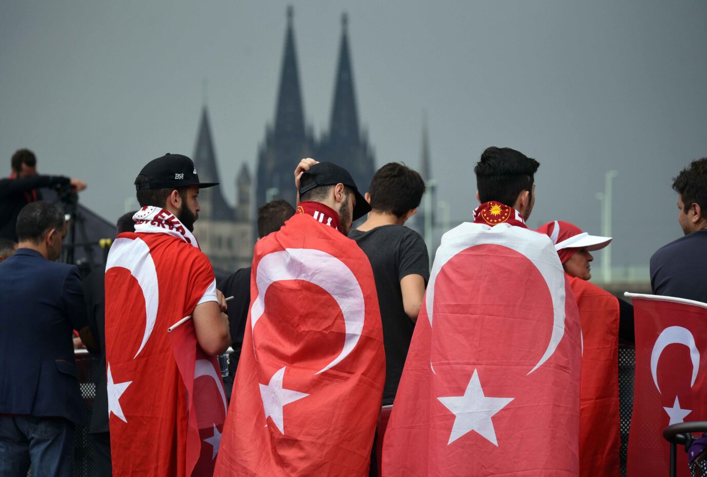 Junge Männer mit türkischen Flaggen in Köln (Symbolbild): Zu Hause sprechen viele Migranten kein Deutsch