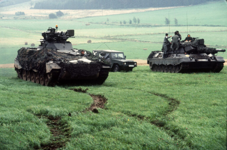 Panzer vom Typ Leopard I (r) und Marder (l) am 15.09.1980 beim Manöver