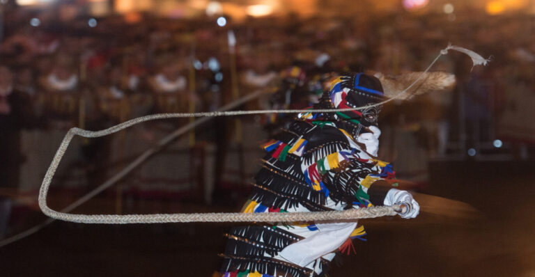 Ein Überlinger Hänsele läßt beim Karneval-Nachtumzug des "Viererbundes" in Rottweil (Baden-Württemberg) seine Peitsche knallen. Foto: picture alliance / Patrick Seeger/dpa | Patrick Seeger