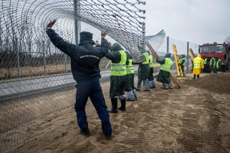 Bau des Grenzzauns in Ungarn 2017: Immer mehr Länder schwenken erkennbar auf die Linie des Landes ein, daß auch der Bau von Zäunen nötig ist, um unbefugte Eindringlinge abzuwehren