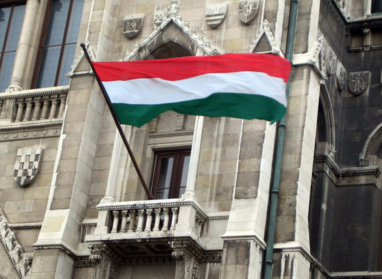 Ungarn-Flagge vor dem Parlamentsgebäude in Budapest: Die Nationalfarben sind Rot-Weiß-Grün