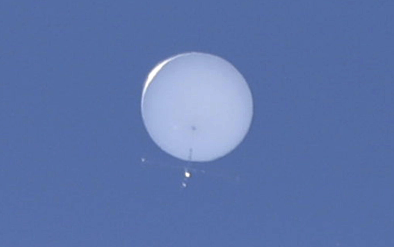 Ein Knall am Himmel und herabstürzende Trümmerteile – die Bilder des von amerikanischen Jets abgeschossenen chinesischen Ballons gingen um die Welt