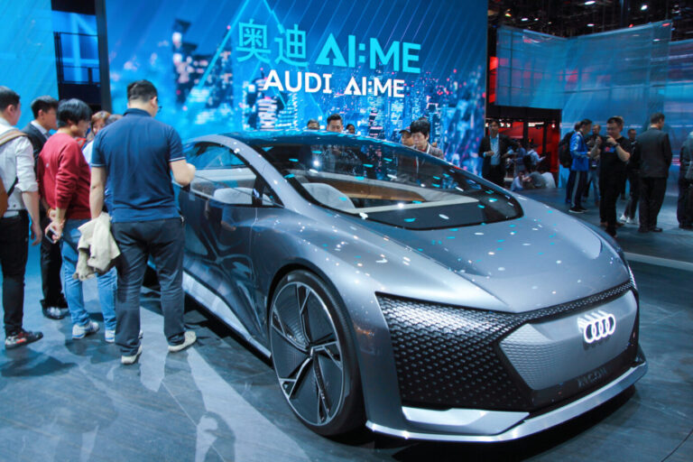Besucher schauen sich E-Autos von Audi auf einer Messe in Shanghai an - der Absatz für deutsche Konzerne in der Sparte bleibt mager