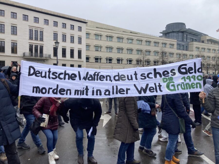 „Deutsche Waffen, deutsches Geld, morden mit in aller Welt“-Transparent beim Aufstand für Frieden Foto: JF